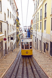 电缆建造城市的Bica电车在葡萄牙里斯本图片