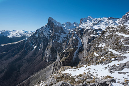 顶峰皮科斯徒步旅行者西班牙坎塔布里亚PicosdeEuropa山的冬季风景图片