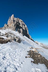 欧罗巴西班牙坎塔布里亚PicosdeEuropa山的冬季风景天多岩石的图片