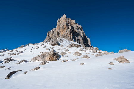 惊险西班牙坎塔布里亚PicosdeEuropa山的冬季风景白色皮科斯图片