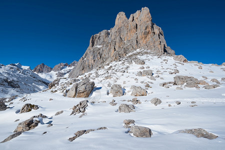 微岩石西班牙坎塔布里亚PicosdeEuropa山的冬季风景旅游图片