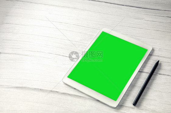 触摸屏带笔的数字平板电脑和隔离的绿屏白色木制桌面视图复电影的空间用于文本的移动图像空间带笔的数字平板电脑和隔离的绿色屏幕白木制桌图片