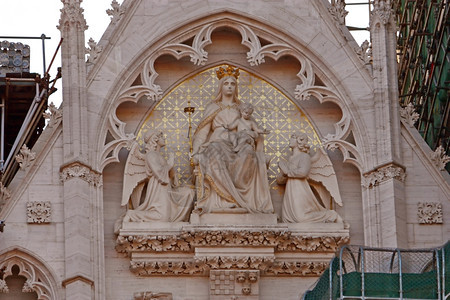 巴尔干克罗地亚萨格勒布圣母玛利亚大教堂的座修道院装饰着圣母玛利亚和天使的雕像建造前冲图片