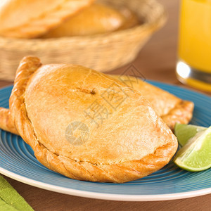 中间美食秘鲁零叫做Empanada派里面装满鸡肉和牛配有石灰选择焦点聚于瓦纳达的中前端营养图片