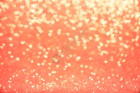 爱的抽象Valentinersquos日概念黄色Sparklng散焦在红色背景上的浪漫心闪亮图片