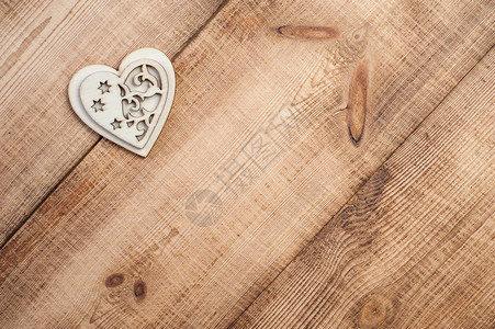 圣情人节贺卡伍德之心在旧木头背景上贴切的护身服饰着一副好样的木本面部布满了假期工艺礼物图片