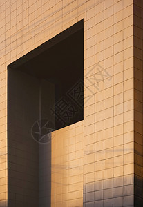 铝最小的早晨现代办公大楼灰砖墙上的几何孔径窗面表的阳光照日视景侧面为现代办公大楼灰瓷墙图片