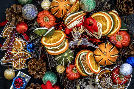 复制圣诞装饰品TwigsChristmas树棕天然松果和Xmas鹿底有各种水果展示树枝图片