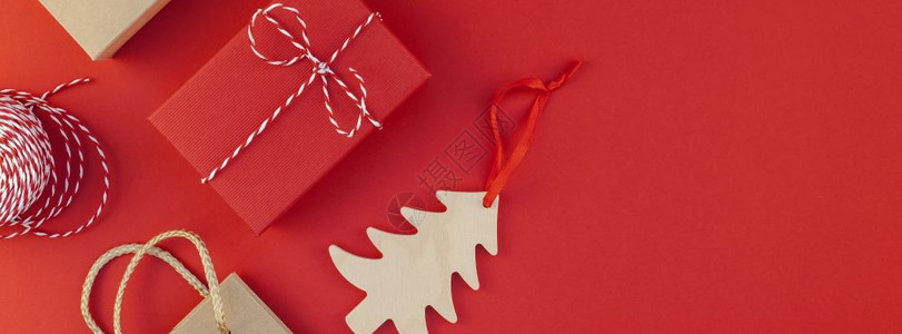 新年或圣诞礼物由丝带平板包着的彩装饰最顶端观赏Xmas2019庆祝2019年节纪念日手工制作礼品盒放在红纸背景文件复制本上红色的图片