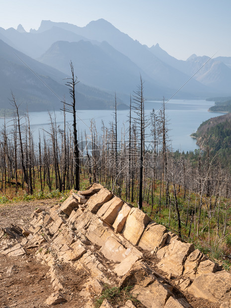 Waterton湖水顿公园景观蓝色天空加拿大艾伯塔山湖泊旅游图片