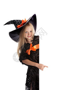 横幅中等的美丽微笑小女孩长金发在巫服装中用网蜘蛛和橙弓指着标志黑帽用网蜘蛛和橙色弓万圣节图片