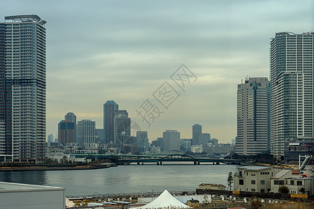 日本东京Odaiba地区周围的黄昏时段搭起一座桥梁的建筑城市风景街道光滑的路图片