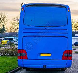 背部停車處蓝色旅游巴士的背面有很多空白间可以随便摆放任何你想要的旅行业背景工业的图片