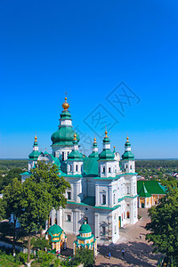 金的来自切尔尼希夫托里特斯基修道院从切尔尼希夫的鸟类飞行高峰开始在切尔尼希夫Troitskyi天堂篷图片