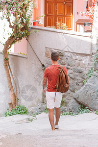 闲暇历史在古城的空街上行走旅游男子在意大利村度假时到户外旅游搜索图片