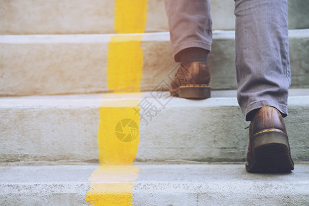 成人男走在楼梯上去班在办公室工作行政人员运动图片