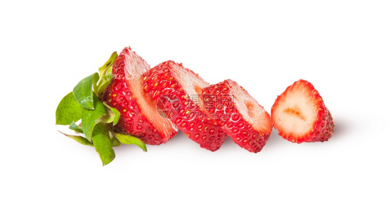 水果牧场营养的在前面切片新鲜的多汁草莓孤立在白色背景上图片