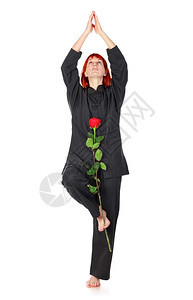 美丽的脚丫子武术穿着黑色和服的女孩红玫瑰孤立在白色上图片