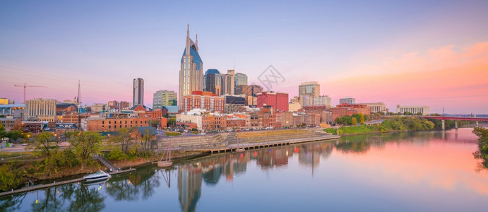 区游客吨Nashville田纳西市中心天际线日落时在美国坎伯兰河图片