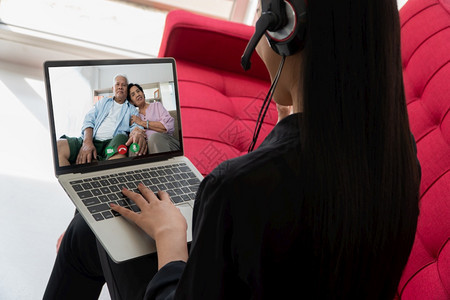 亚洲父母在假期与女儿进行视频会议通信技术概念微笑人们5克图片