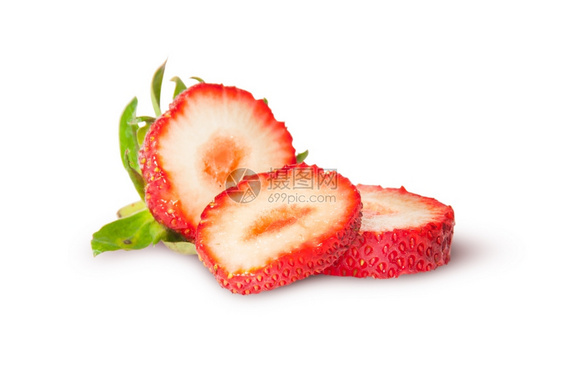 营养的农业多汁熟草莓切片在白色背景上被孤立培育图片
