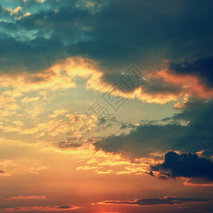 阳光黑暗的美丽日落出与云天空色彩多的自然背景明亮图片