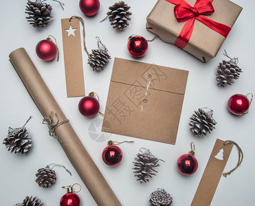冬天圣诞老人克劳斯节概念明信片礼品盒圣诞玩具和锥体白色背景平躺图片