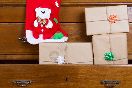 纸绿色喜庆的办公室抽屉里圣诞礼物盒图片
