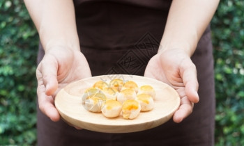 面包店小型的师手上传统黄面小蛋糕股票相片味道图片