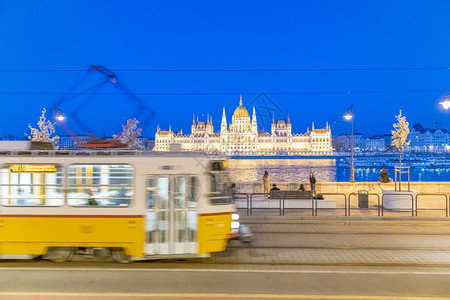 夜里在匈牙利议会前在布达佩斯的黄电车超速增长老的欧洲图片