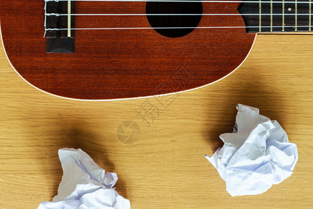 细绳水平的木头纸碎乌鲁勒吉他爱好图片