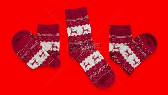 目的蓬松家三套红色圣诞袜子图片