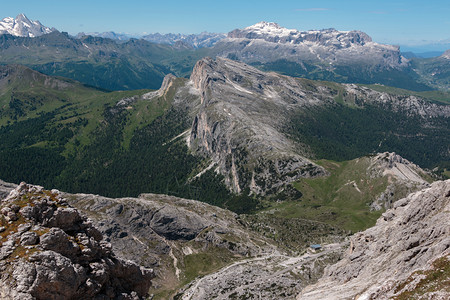 景观夏季意大利多洛米人阿尔卑斯山的巴伦脉中带大石头的山脊踪迹风景图片