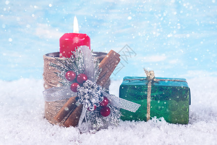 包装心明信片红蜡烛在台礼物盒雪上图片