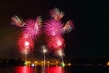 城市夜景烟花庆祝前夕在水中放烟花假期背景