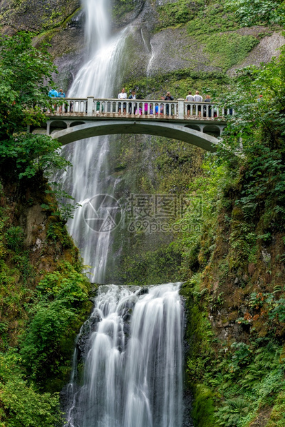 俄勒冈州波特兰附近哥伦比亚河峡谷穆尔诺马瀑布下降高的图片