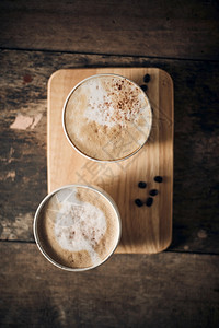 粮食木制桌上的热咖啡杯和豆木头休息图片