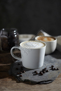 香气木制桌上的热咖啡杯和豆可口卡布奇诺图片