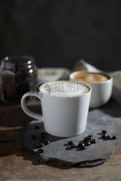 香气木制桌上的热咖啡杯和豆可口卡布奇诺图片