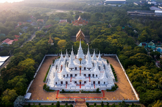泰国塔瓦Tatasokaram寺庙的空中观察城市景日落雕塑图片
