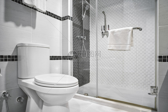 现代浴室设计概念用黑白陶瓷装饰的厕所和淋浴装饰用于豪华酒店公寓住宅区等地毛巾洗涤塔菲尔盘子图片