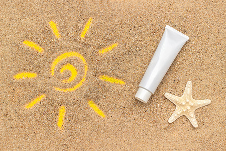 日光浴在沙子海星和防晒霜白管上绘制的太阳标志为您设计的模板样机创意顶视图在沙子海星和防晒霜白管上绘制的太阳标志创意顶视图阳光黄色图片