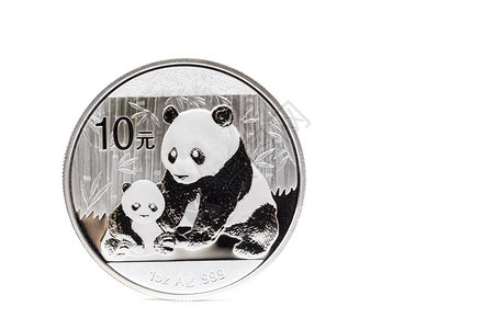 白底带母子熊猫的银硬币孤立在白色背景上财富动物复制图片