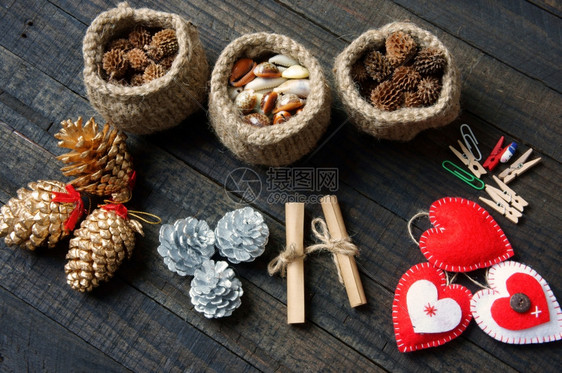 假期季节Xmas日的物体圣诞松果美红心手工制作篮子信息木制背景等组织寒冷的图片