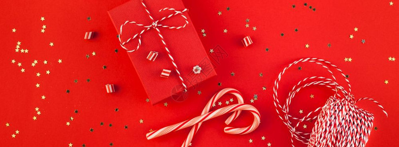 购物明信片躺着新年或圣诞礼物包裹的丝带平板最顶尖的视野Xmas节2019庆祝手工制作礼品盒红纸色金火花图片