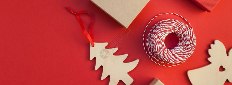 明信片问候新的年或圣诞礼物由丝带平板包着的彩装饰最顶端观赏Xmas2019庆祝2019年节纪念日手工制作礼品盒放在红纸背景文件复图片