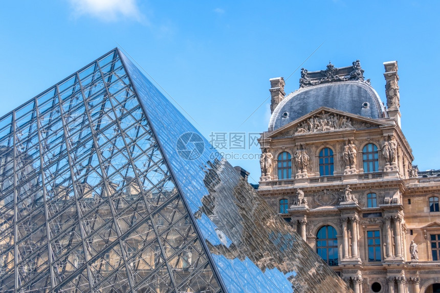 展览欧洲巴黎的法国阳光日卢浮宫大楼在玻璃金字塔面孔中反映出卢浮楼在金字塔玻璃脸部的反射三角形图片