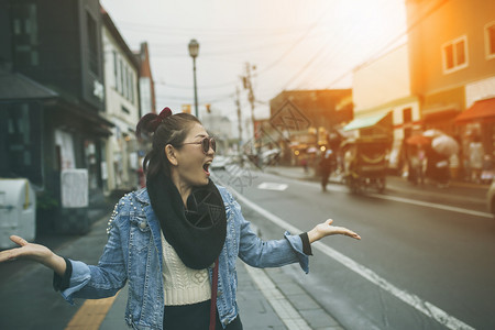 亚历山之旅行者在日本北海道草原最受欢迎的旅游目地之一奥塔鲁街上幸福情绪城市最多美丽图片