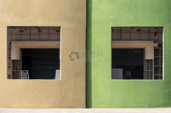 水泥正面现代建筑物金墙和绿曲线上两个窗口框内未完成的部门和墙壁结构的视角图1细节图片