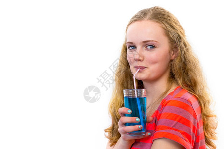手金发欧洲的少女喝着蓝色软饮料白底吸管与稻草隔绝十八工作室图片